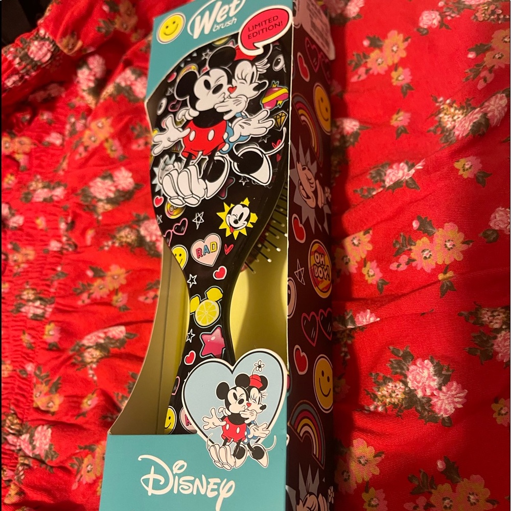 NWT Limited edition Mickey and Minnie Mouse Wet Brush